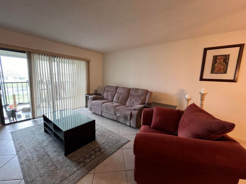 For Sale: $249,900 (2 beds, 2 baths, 1220 Square Feet)