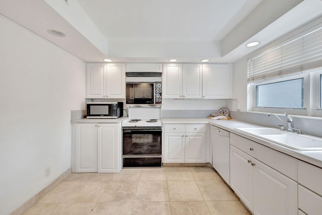 For Sale: $599,000 (2 beds, 2 baths, 1239 Square Feet)