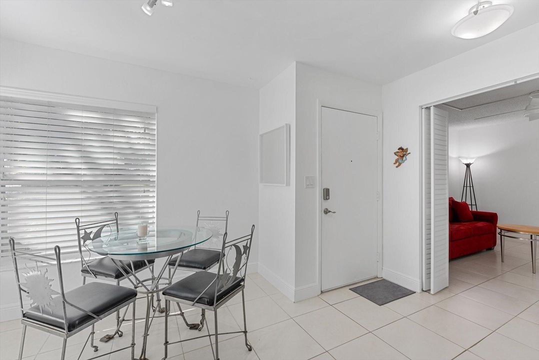 For Sale: $290,000 (2 beds, 2 baths, 1383 Square Feet)