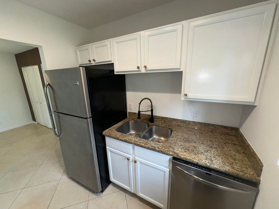 For Rent: $2,300 (2 beds, 2 baths, 1207 Square Feet)