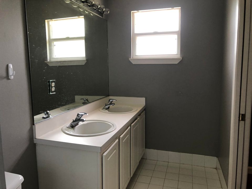 For Rent: $2,250 (2 beds, 2 baths, 1130 Square Feet)