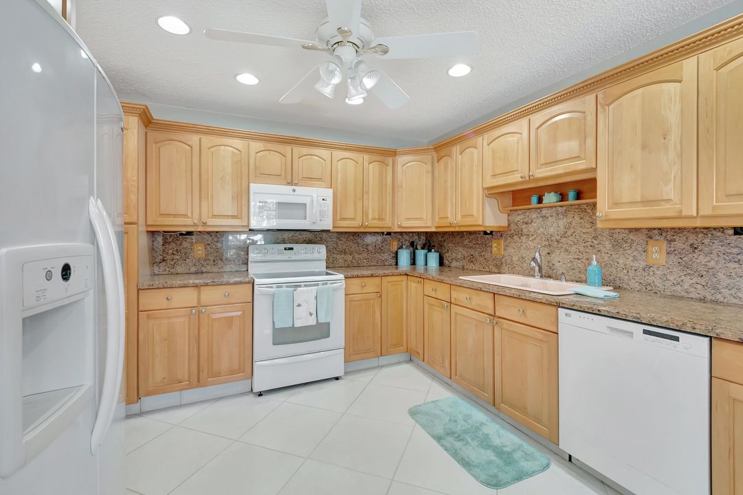 For Sale: $305,000 (2 beds, 2 baths, 1335 Square Feet)