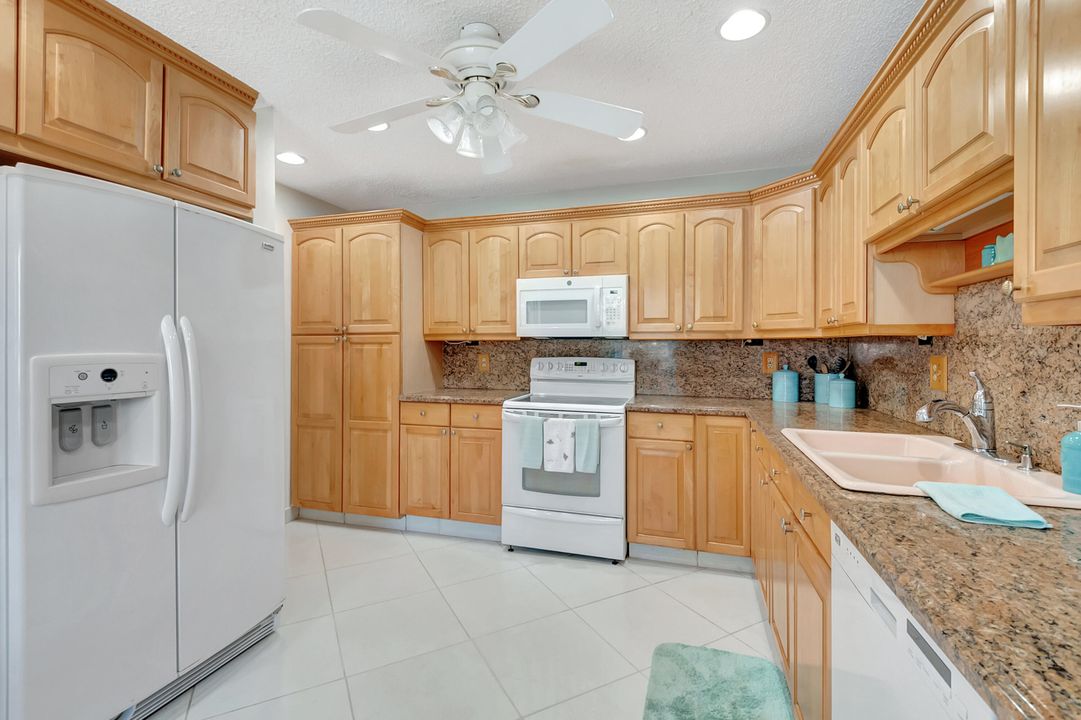 For Sale: $305,000 (2 beds, 2 baths, 1335 Square Feet)