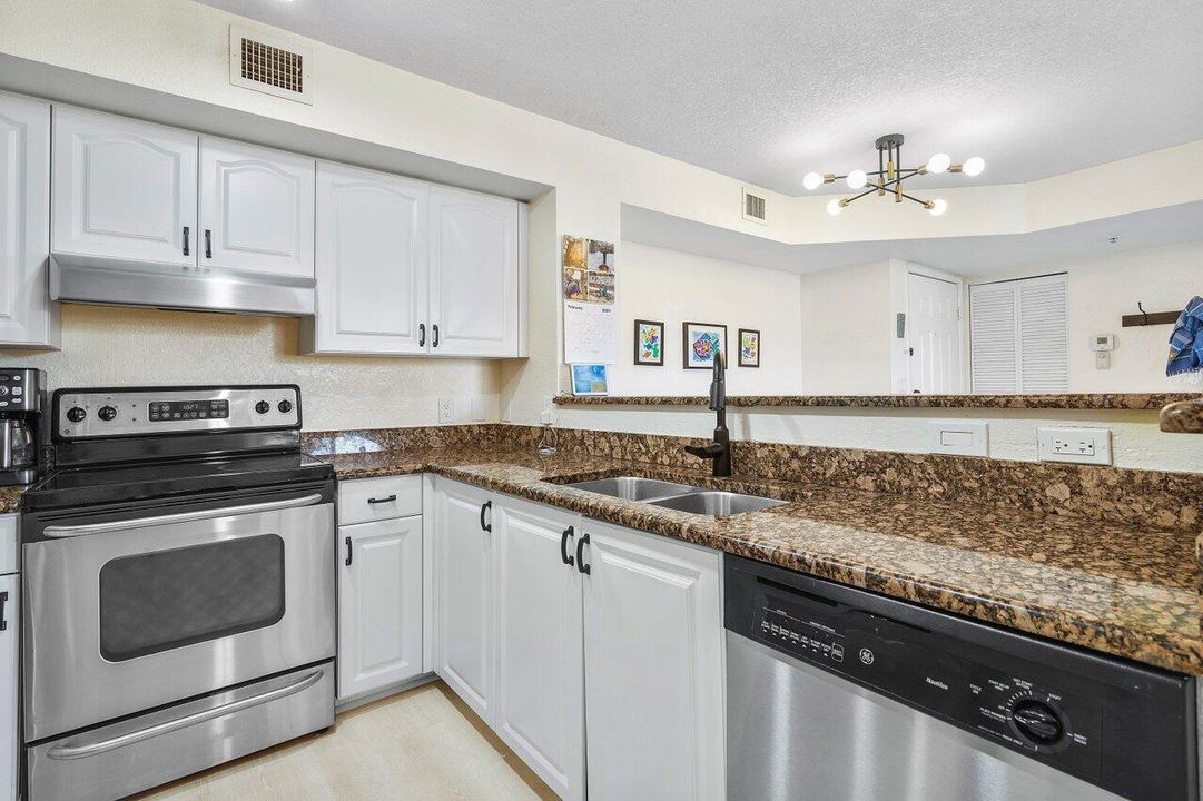 Active With Contract: $4,500 (2 beds, 2 baths, 1105 Square Feet)