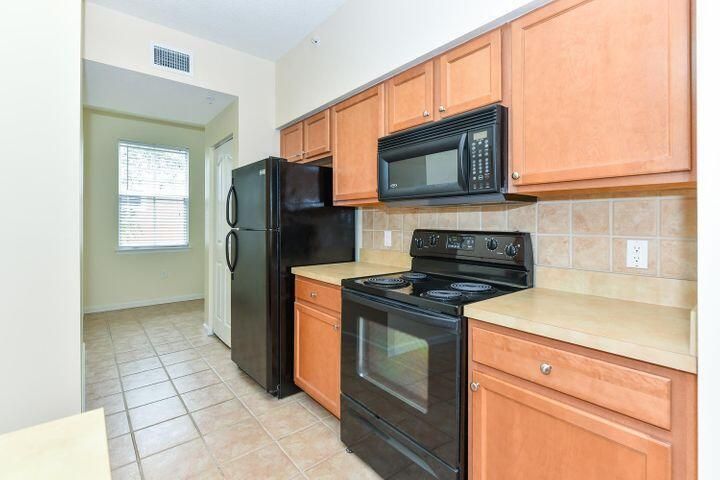 For Rent: $2,200 (2 beds, 2 baths, 1141 Square Feet)