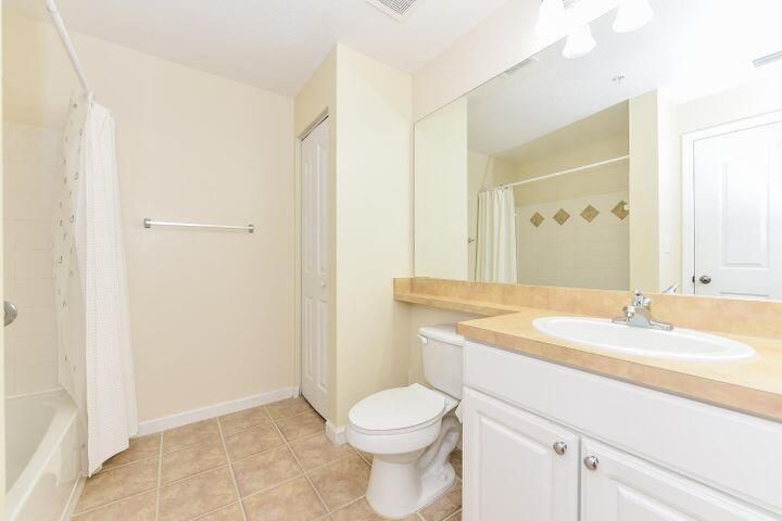 For Rent: $2,200 (2 beds, 2 baths, 1141 Square Feet)