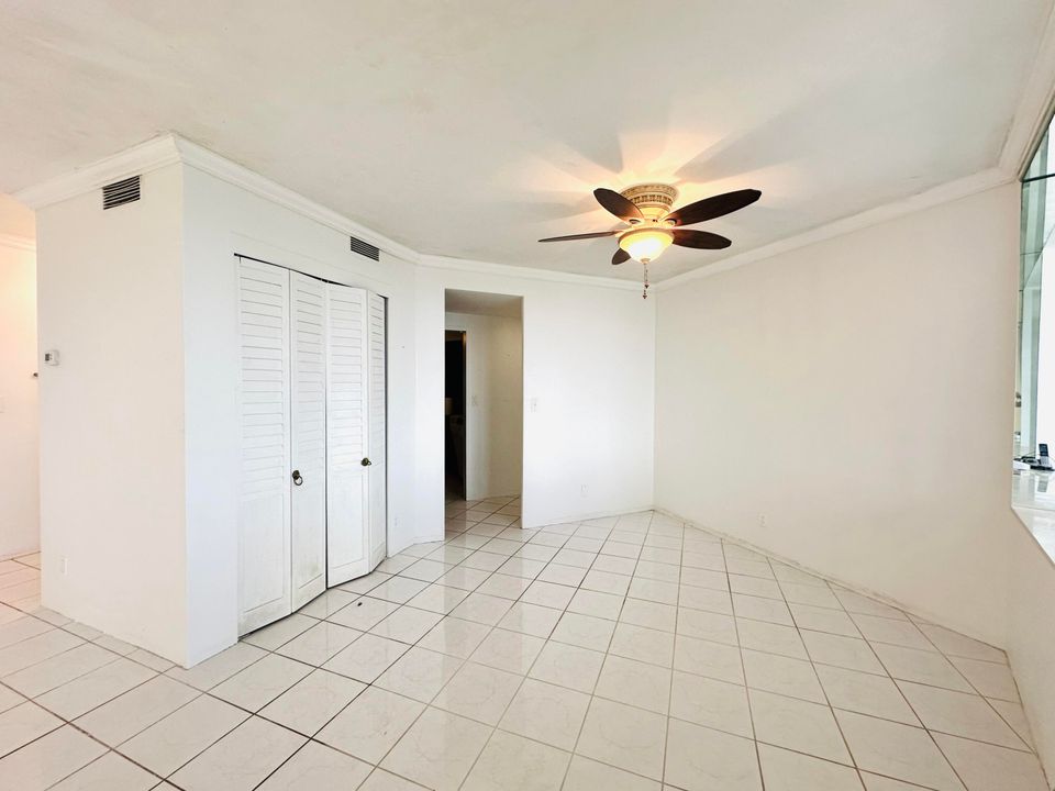 For Sale: $320,000 (1 beds, 1 baths, 809 Square Feet)