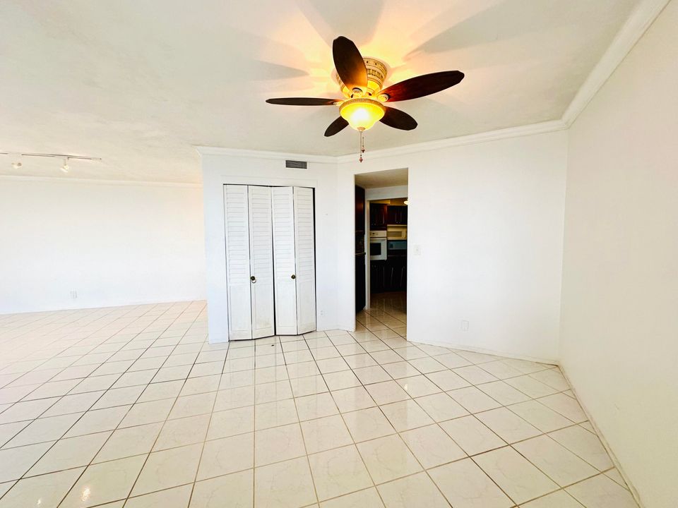 For Sale: $320,000 (1 beds, 1 baths, 809 Square Feet)