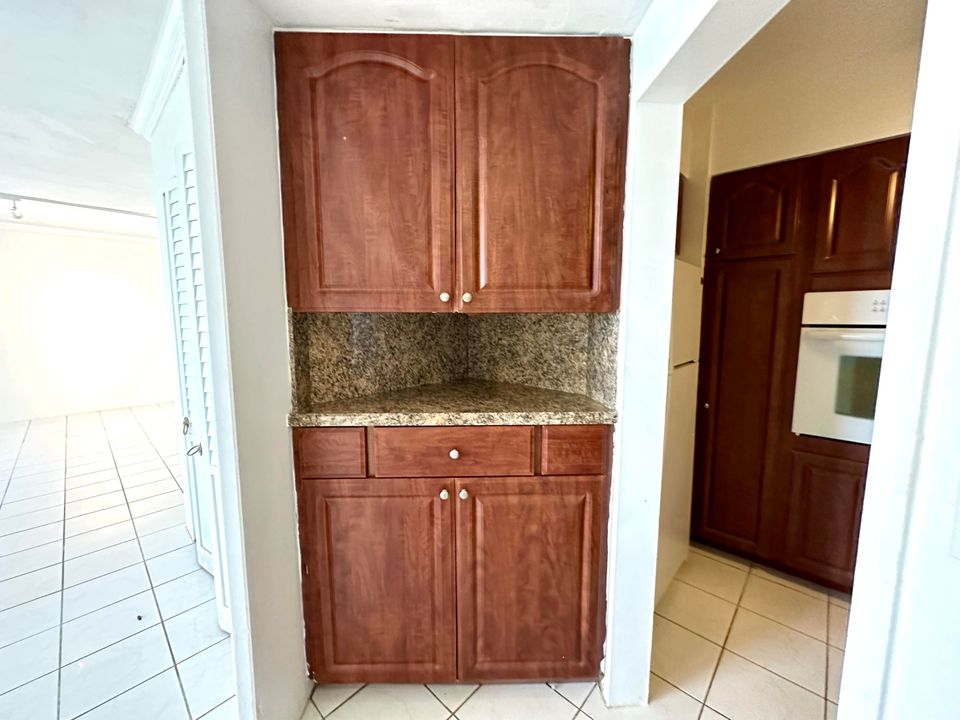 For Sale: $320,000 (1 beds, 1 baths, 809 Square Feet)