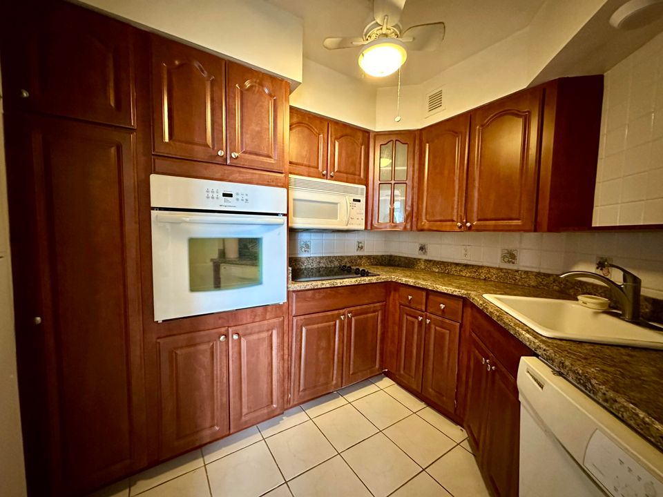 For Sale: $320,000 (1 beds, 1 baths, 809 Square Feet)