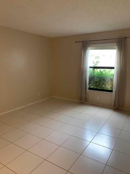 For Rent: $1,800 (1 beds, 1 baths, 825 Square Feet)