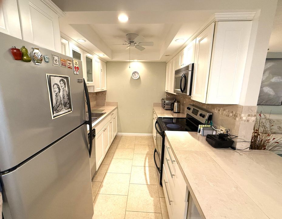 For Sale: $149,000 (1 beds, 1 baths, 700 Square Feet)