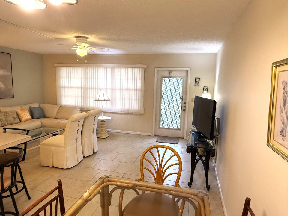 For Sale: $149,000 (1 beds, 1 baths, 700 Square Feet)