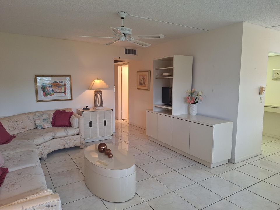 For Sale: $119,900 (2 beds, 2 baths, 840 Square Feet)