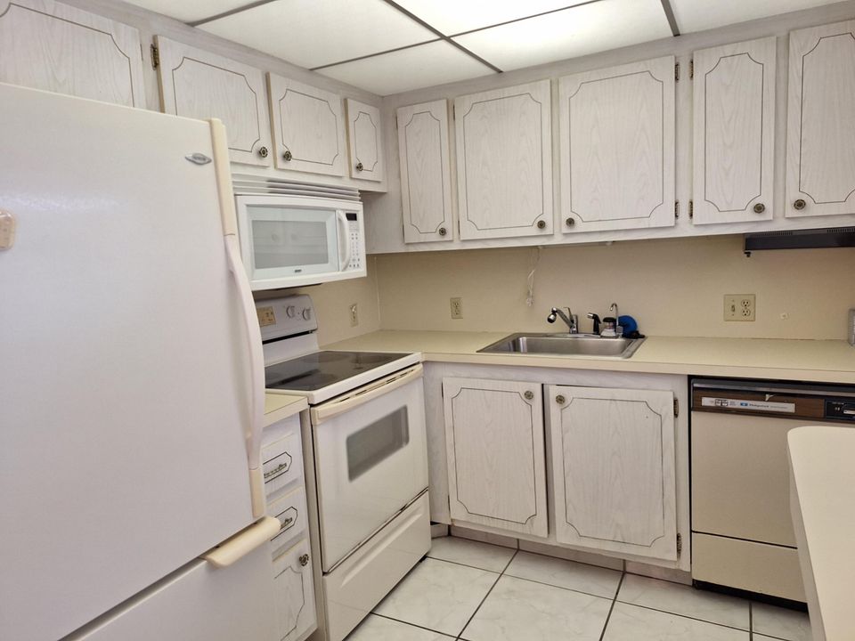 For Sale: $119,900 (2 beds, 2 baths, 840 Square Feet)