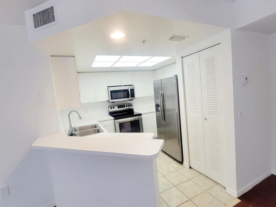 For Rent: $2,250 (2 beds, 2 baths, 1021 Square Feet)