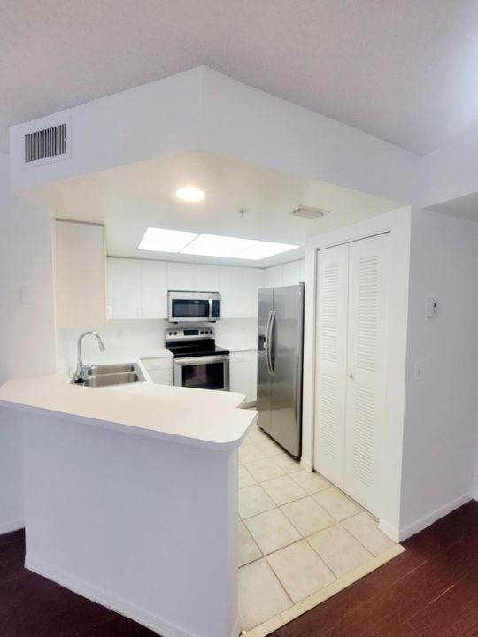 For Rent: $2,250 (2 beds, 2 baths, 1021 Square Feet)