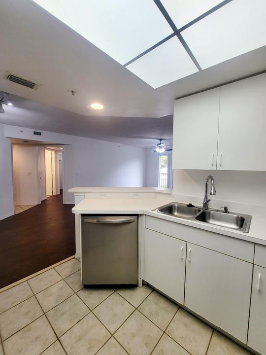 For Rent: $2,250 (2 beds, 2 baths, 1021 Square Feet)