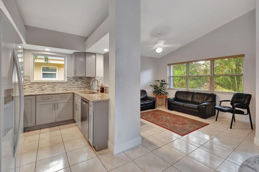 For Sale: $415,000 (2 beds, 2 baths, 1727 Square Feet)