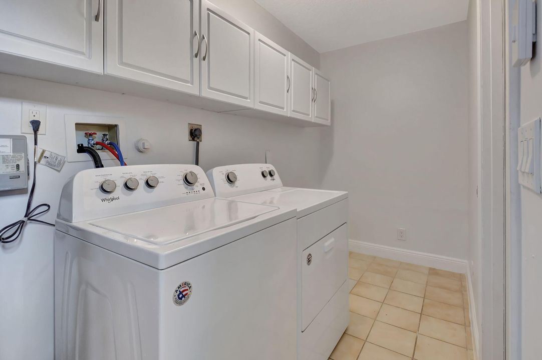 For Sale: $415,000 (2 beds, 2 baths, 1727 Square Feet)