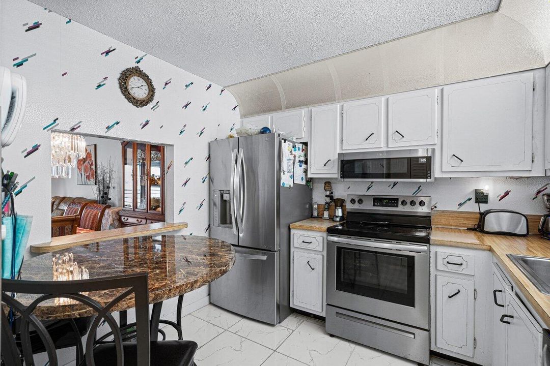 For Sale: $185,000 (2 beds, 2 baths, 979 Square Feet)