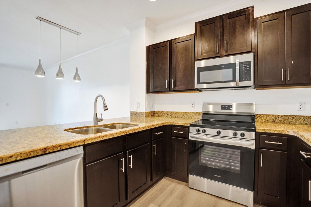 For Sale: $410,000 (3 beds, 2 baths, 1578 Square Feet)