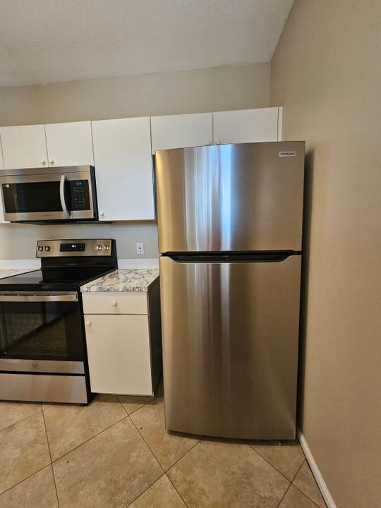 For Rent: $2,050 (3 beds, 2 baths, 999 Square Feet)