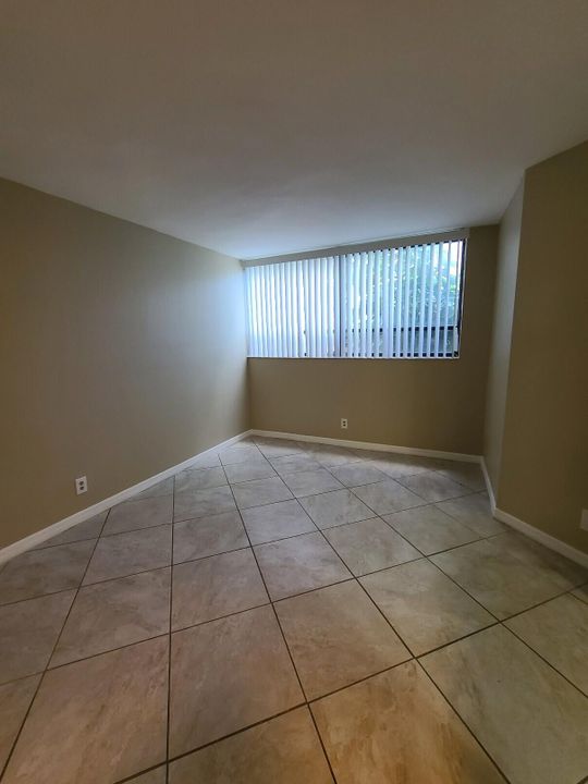 For Sale: $159,000 (1 beds, 1 baths, 775 Square Feet)