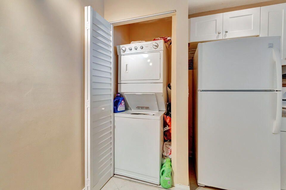 For Sale: $185,000 (2 beds, 2 baths, 852 Square Feet)