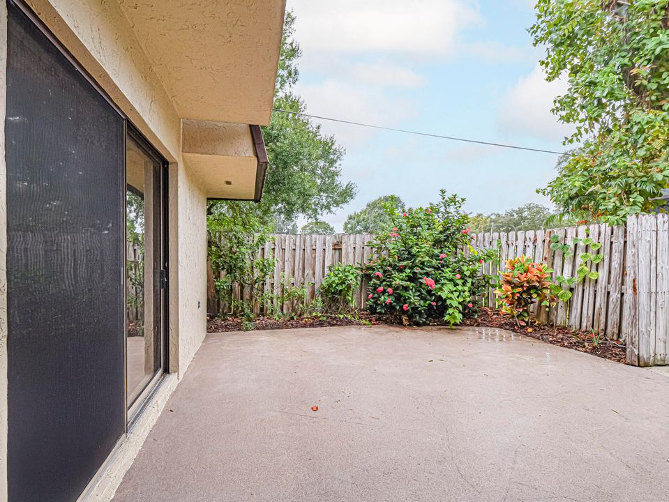 For Sale: $224,000 (2 beds, 2 baths, 1140 Square Feet)