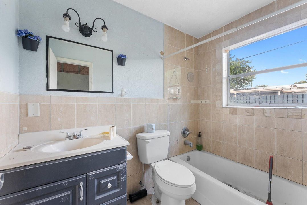 For Sale: $365,000 (2 beds, 1 baths, 1117 Square Feet)