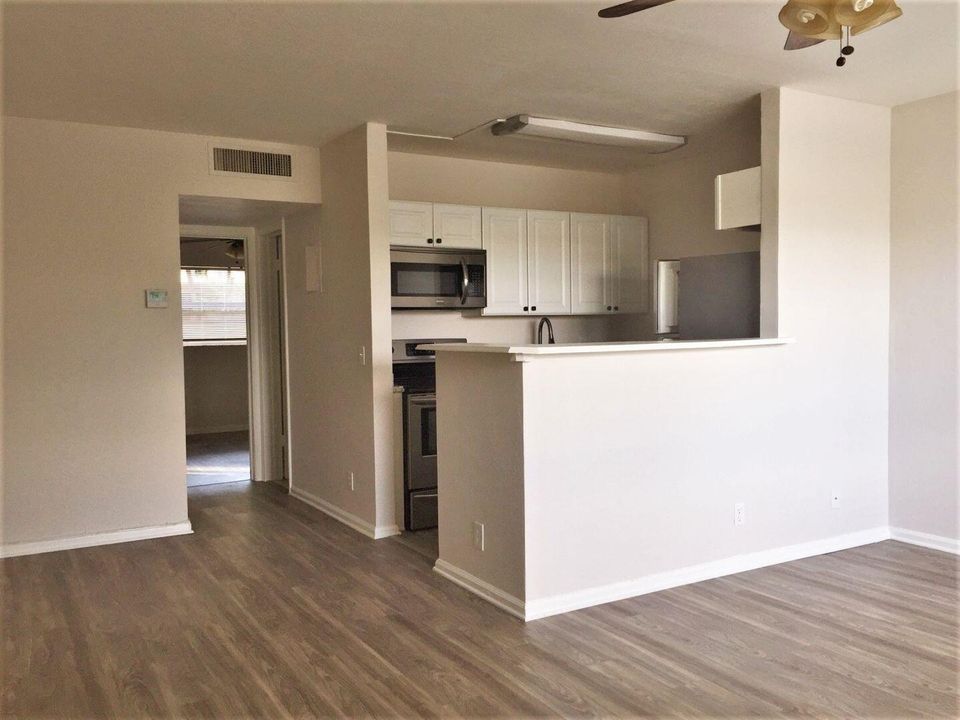 For Rent: $1,850 (1 beds, 1 baths, 856 Square Feet)