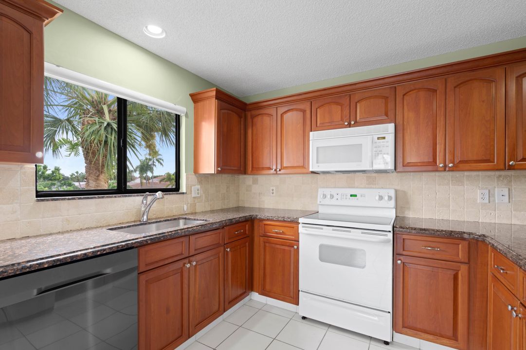 For Sale: $270,000 (2 beds, 2 baths, 1728 Square Feet)