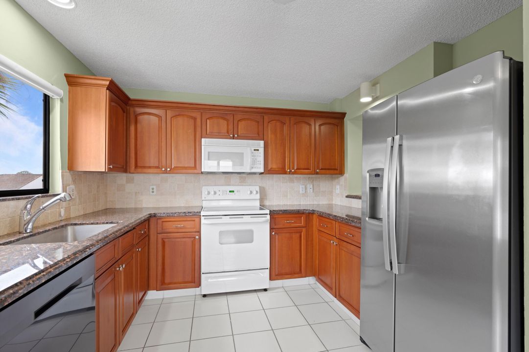 For Sale: $270,000 (2 beds, 2 baths, 1728 Square Feet)