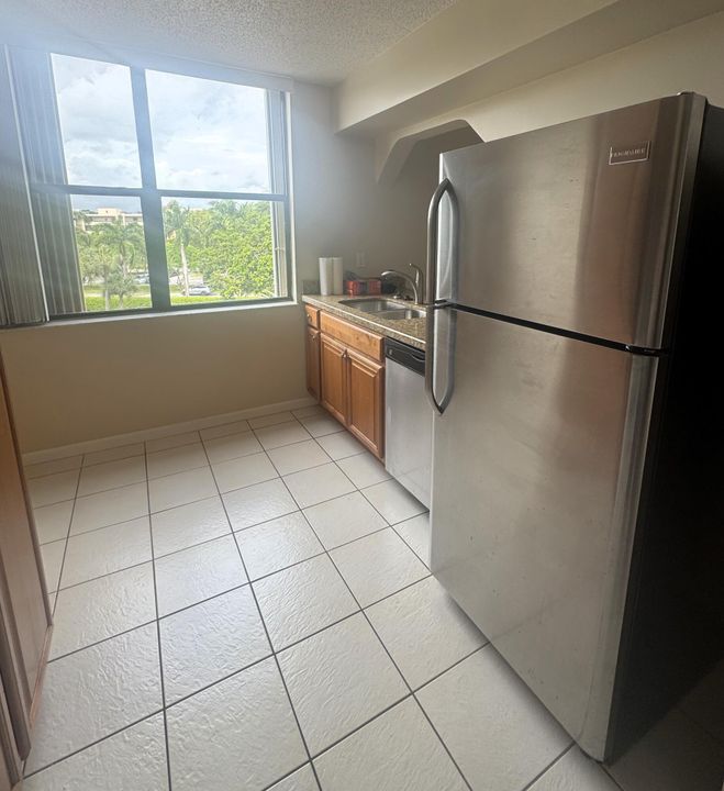 For Sale: $215,000 (1 beds, 1 baths, 758 Square Feet)