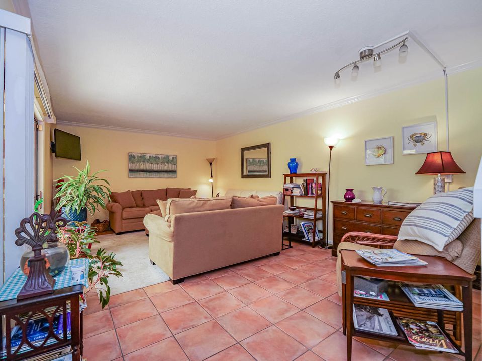 For Sale: $249,000 (2 beds, 2 baths, 1170 Square Feet)