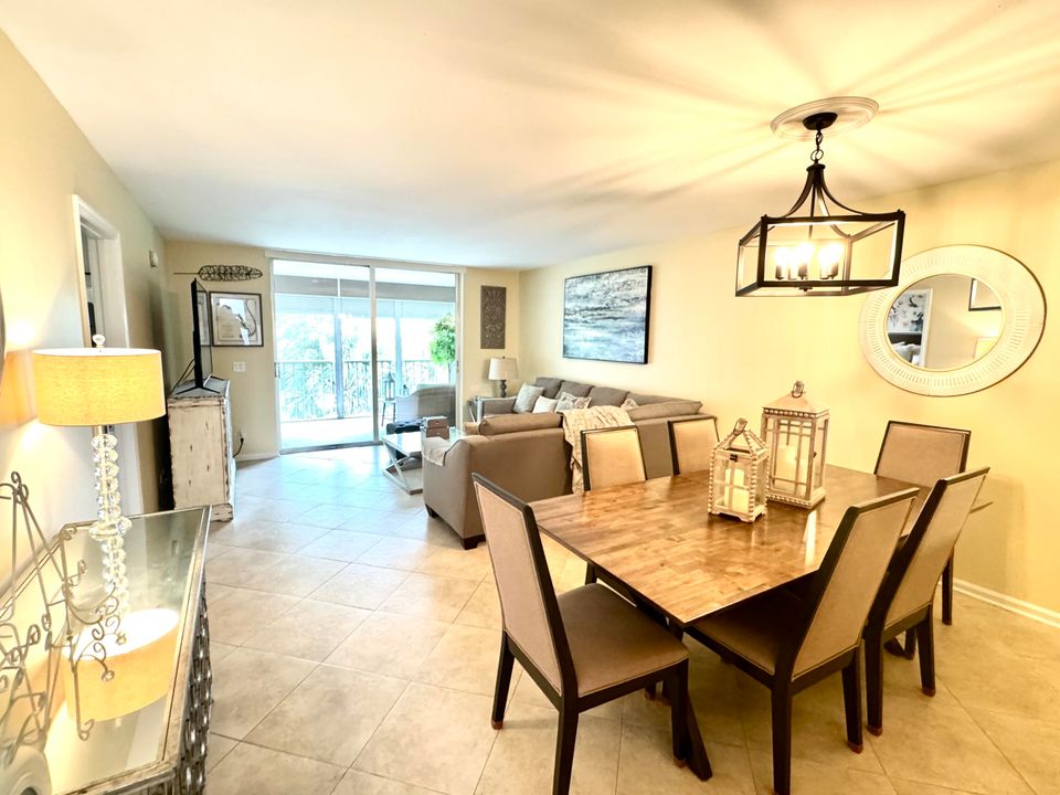 For Sale: $235,000 (2 beds, 2 baths, 1060 Square Feet)