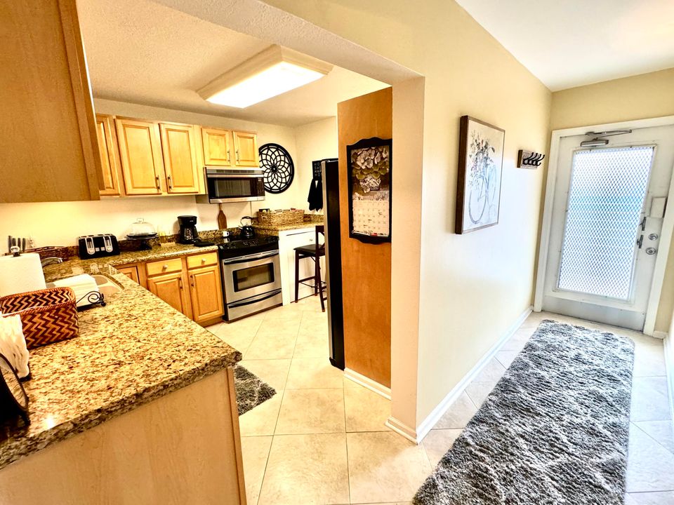 For Sale: $235,000 (2 beds, 2 baths, 1060 Square Feet)