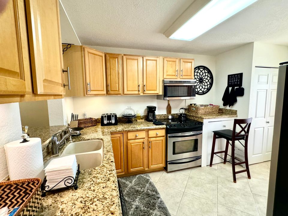 For Sale: $235,000 (2 beds, 2 baths, 1060 Square Feet)