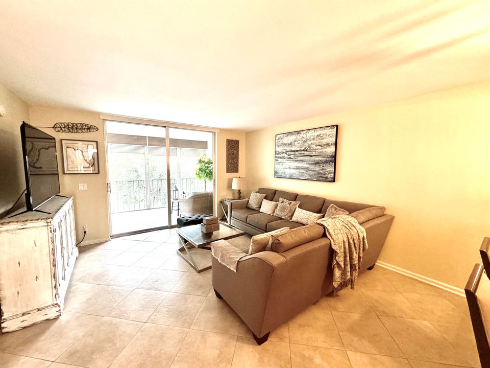 For Sale: $235,000 (2 beds, 2 baths, 1060 Square Feet)