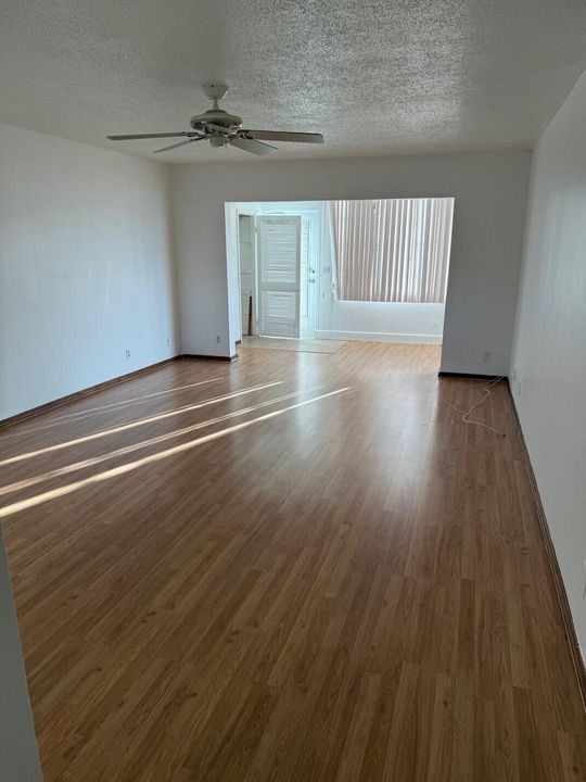 For Rent: $1,800 (1 beds, 1 baths, 696 Square Feet)