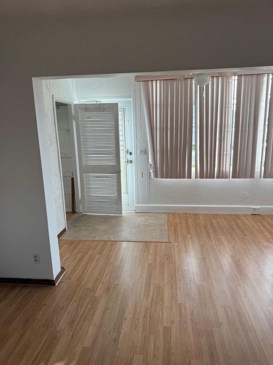 For Rent: $1,800 (1 beds, 1 baths, 696 Square Feet)