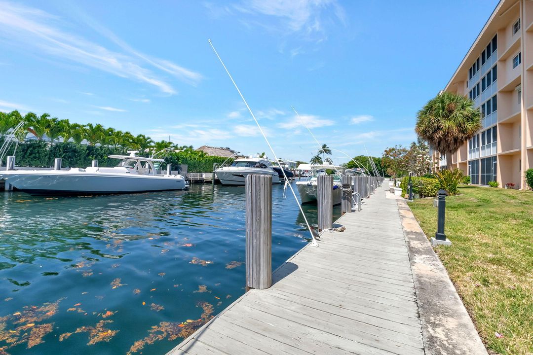 For Sale: $575,000 (2 beds, 2 baths, 1056 Square Feet)