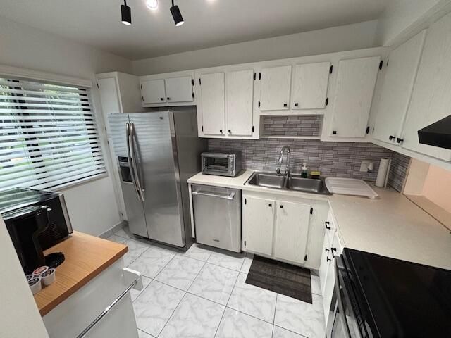 For Rent: $1,800 (1 beds, 1 baths, 716 Square Feet)