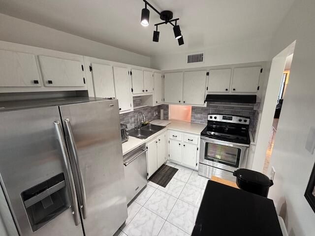 For Rent: $1,800 (1 beds, 1 baths, 716 Square Feet)