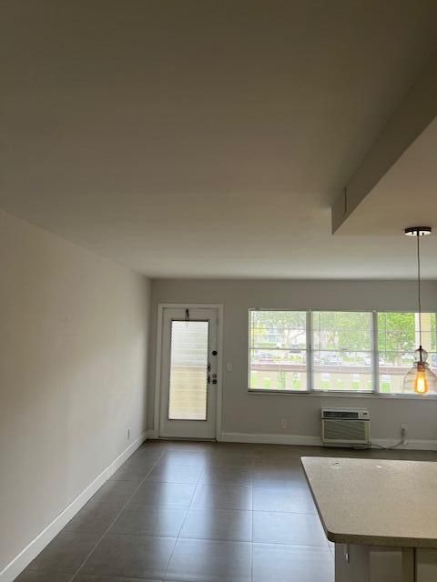 Active With Contract: $1,500 (1 beds, 1 baths, 601 Square Feet)