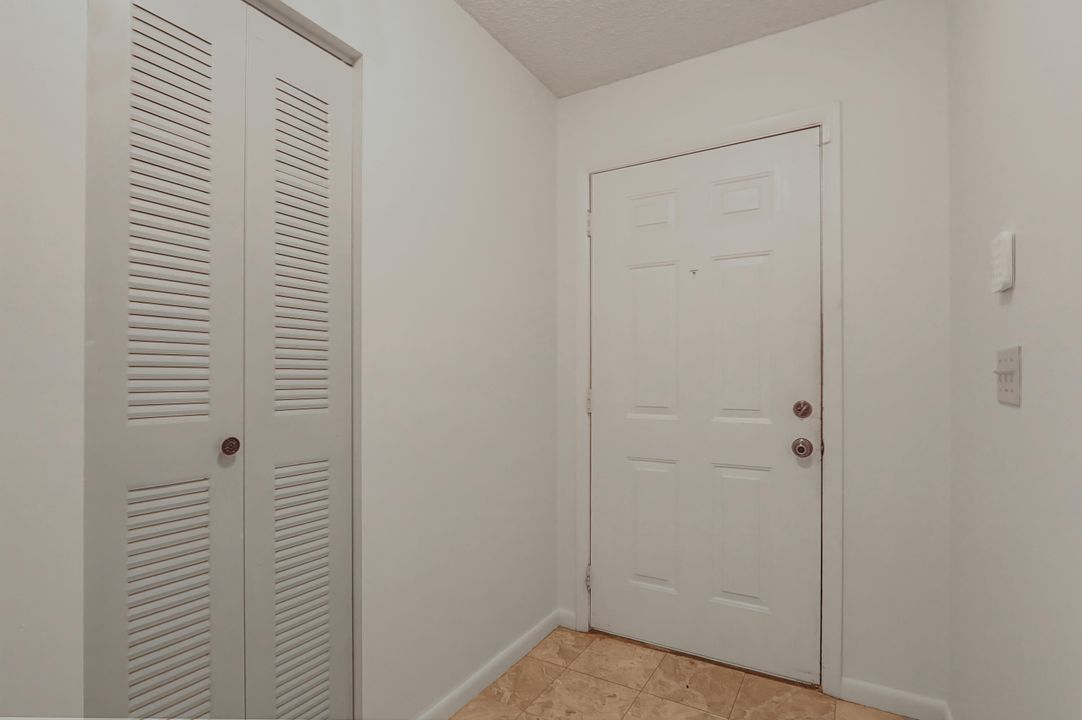 For Sale: $330,000 (2 beds, 1 baths, 994 Square Feet)