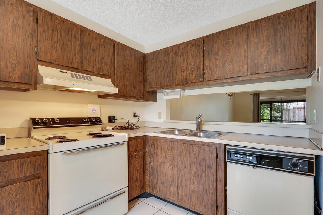 For Sale: $330,000 (2 beds, 1 baths, 994 Square Feet)