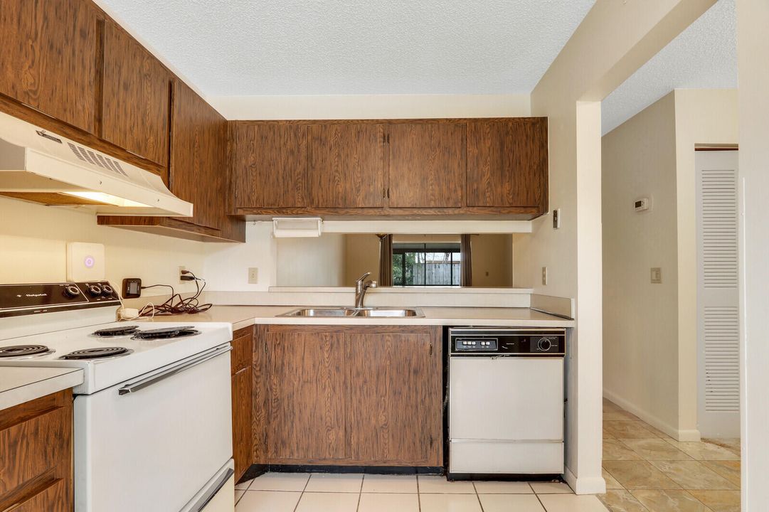 For Sale: $330,000 (2 beds, 1 baths, 994 Square Feet)