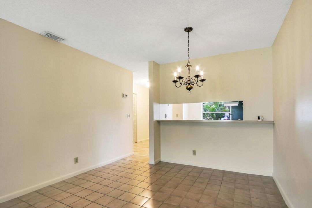 For Sale: $330,000 (2 beds, 1 baths, 994 Square Feet)